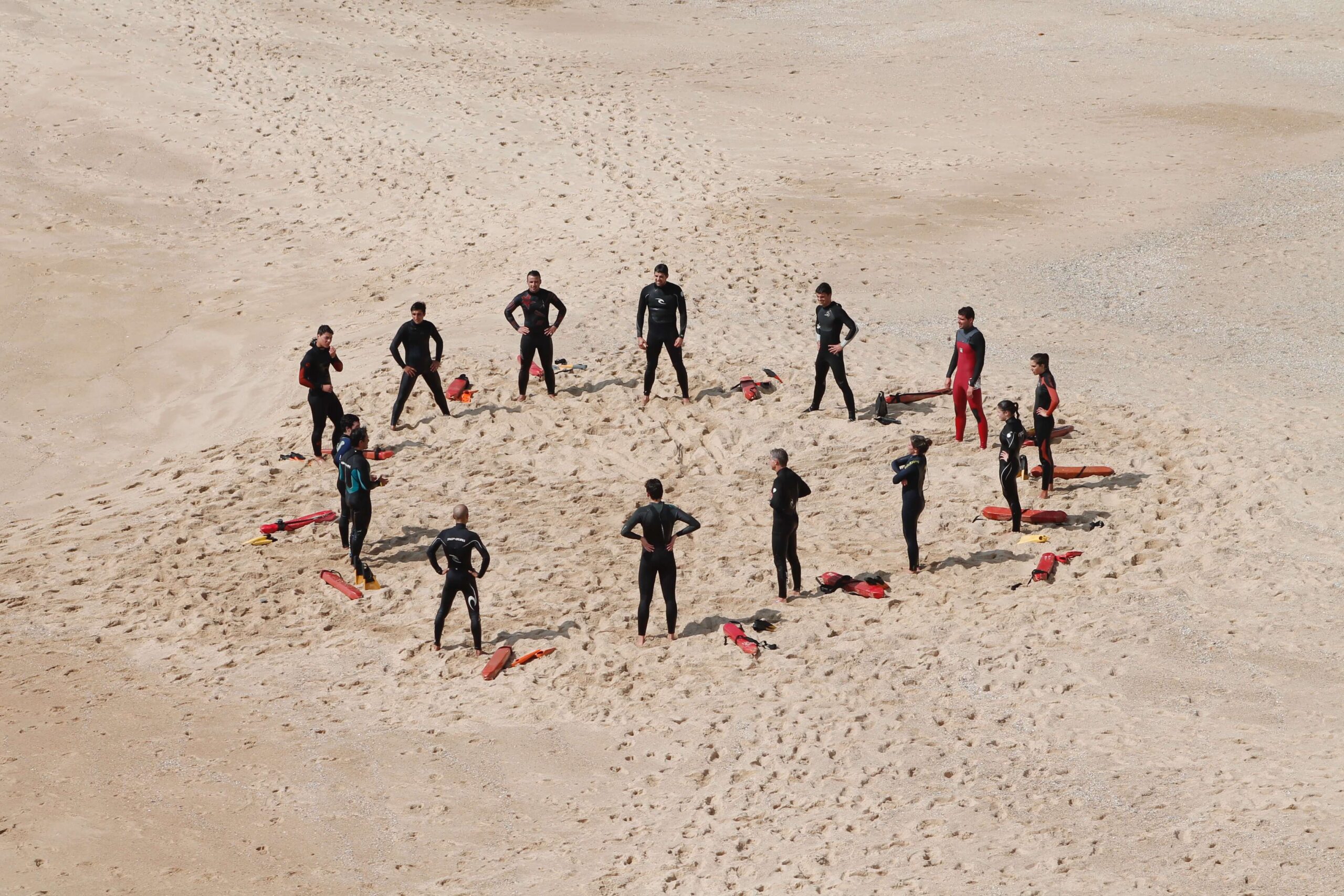 People standing in circle, team performance. Mindletic Blog