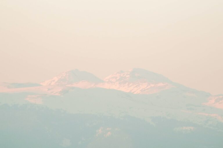 Winter mountains image, impact of seasonal affective disorder at work. Mindletic blog.