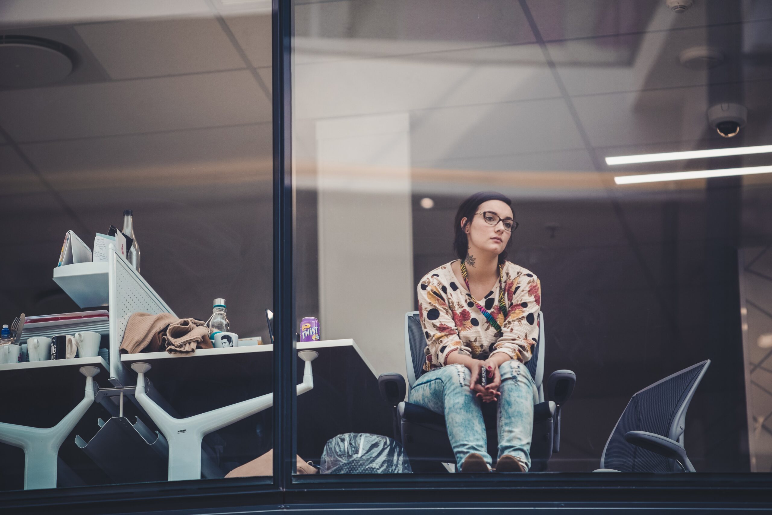 Young woman sitting at workplace, exhausted and tired. Mindletic blog