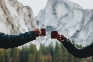 Picture of hands of two people, effective conflict management. Mindletic blog.