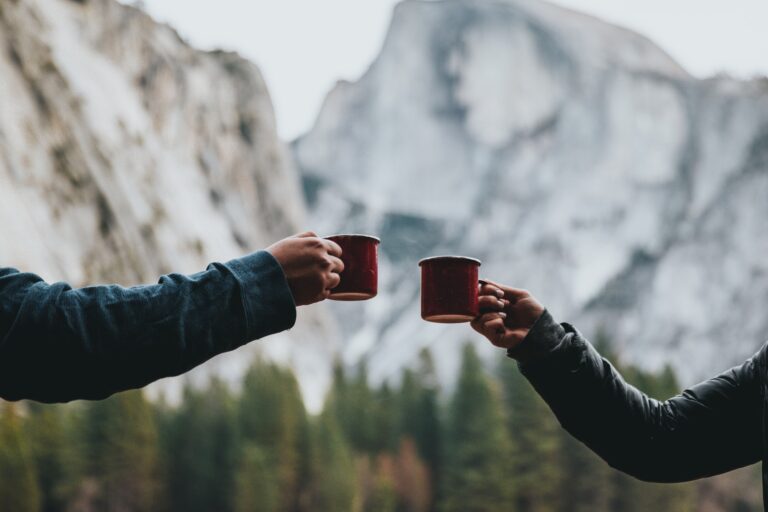 Picture of hands of two people, effective conflict management. Mindletic blog.