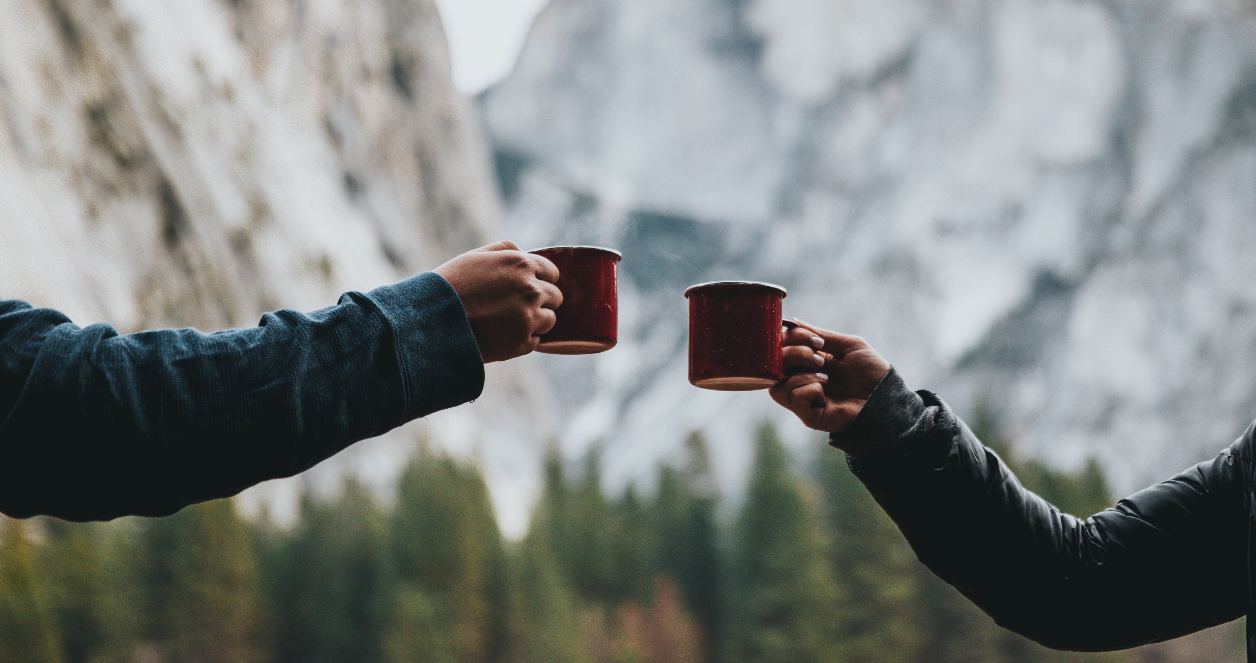 Picture of hands of two people, effective conflict management. Mindletic blog.